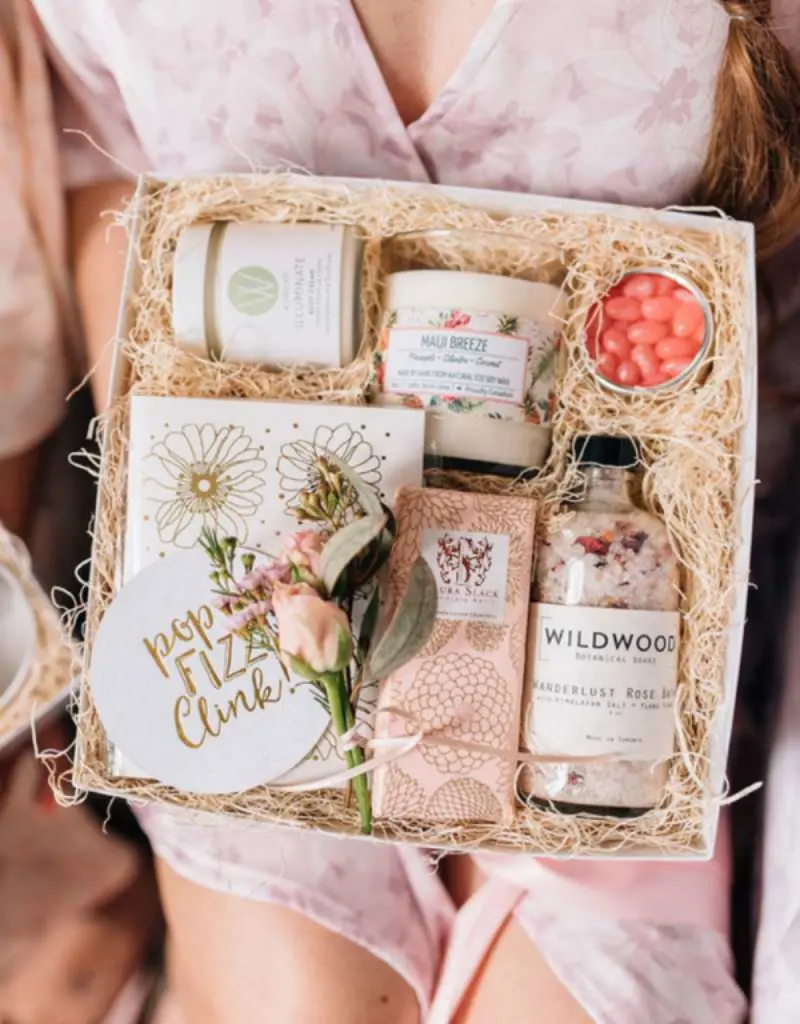 caixa com presentes para madrinhas de casamento