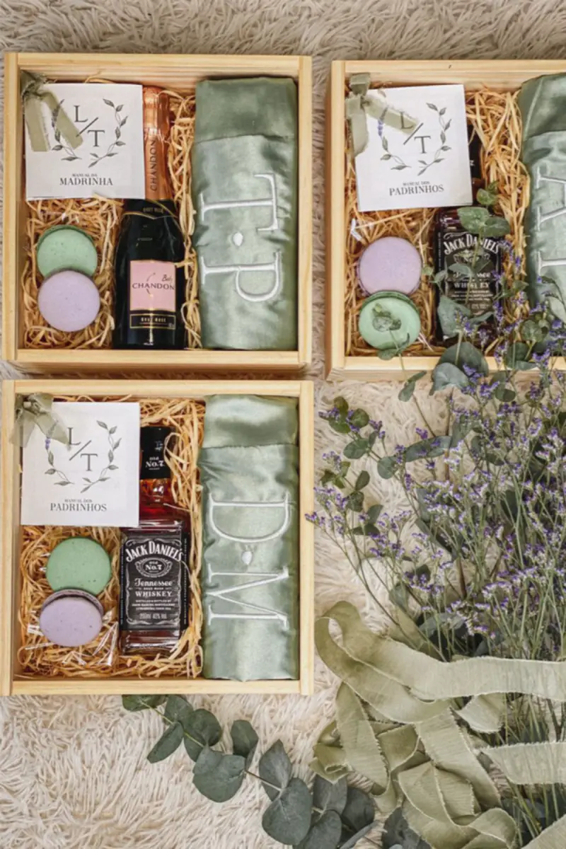 caixinha de lembrança para padrinho e madrinha com bebida e robe personalizado