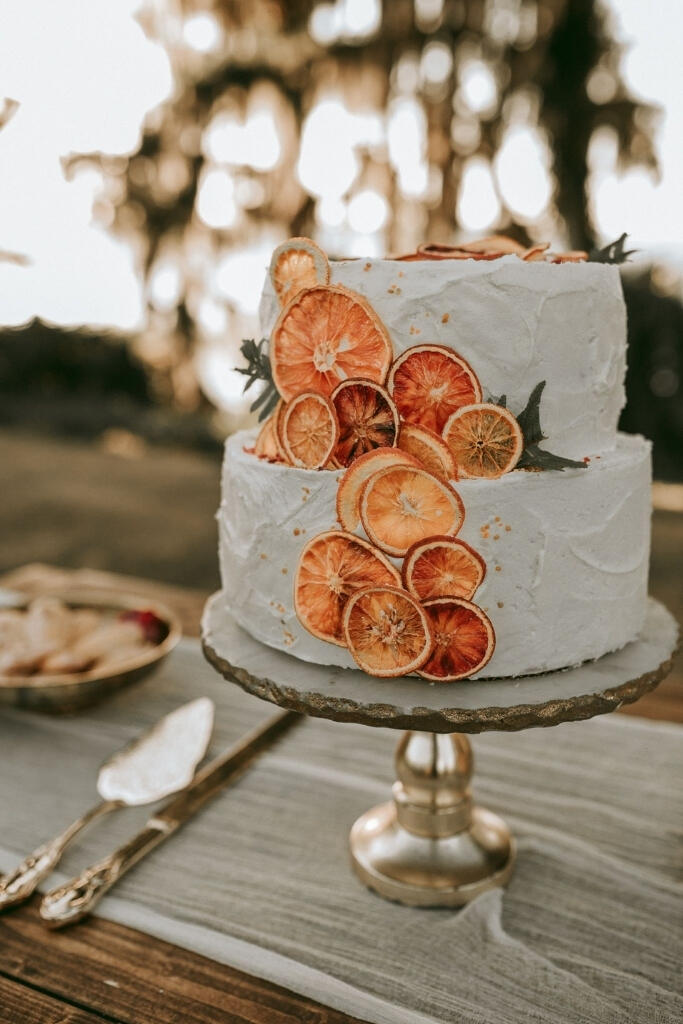 bolo de casamento boho chic com laranjas secas