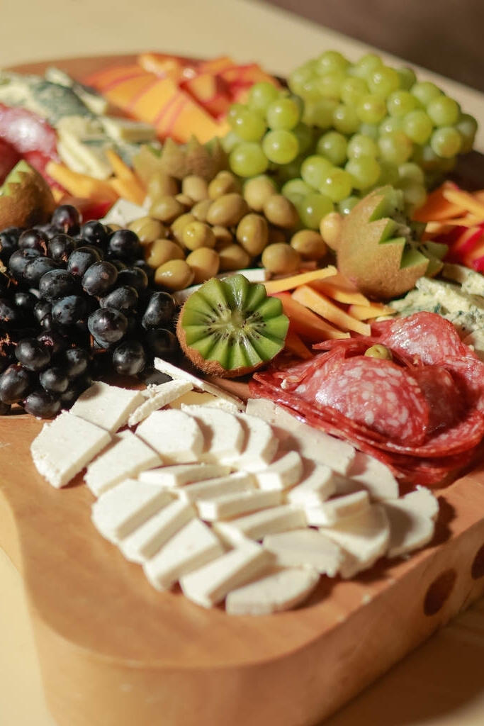 bandeja com frutas e queijos