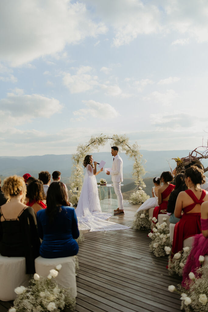 noivos cantando na cerimonia de casamento