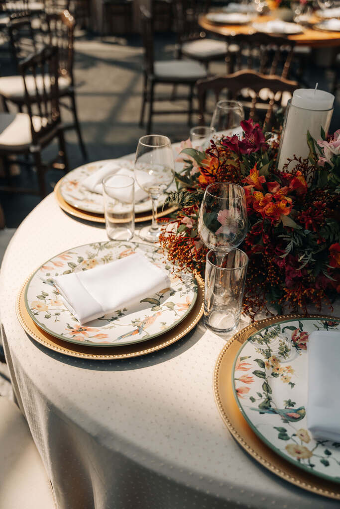 mesa posta com pratos com estampa floral