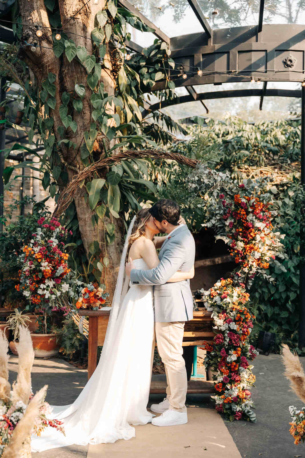 noivos se beijando no altar