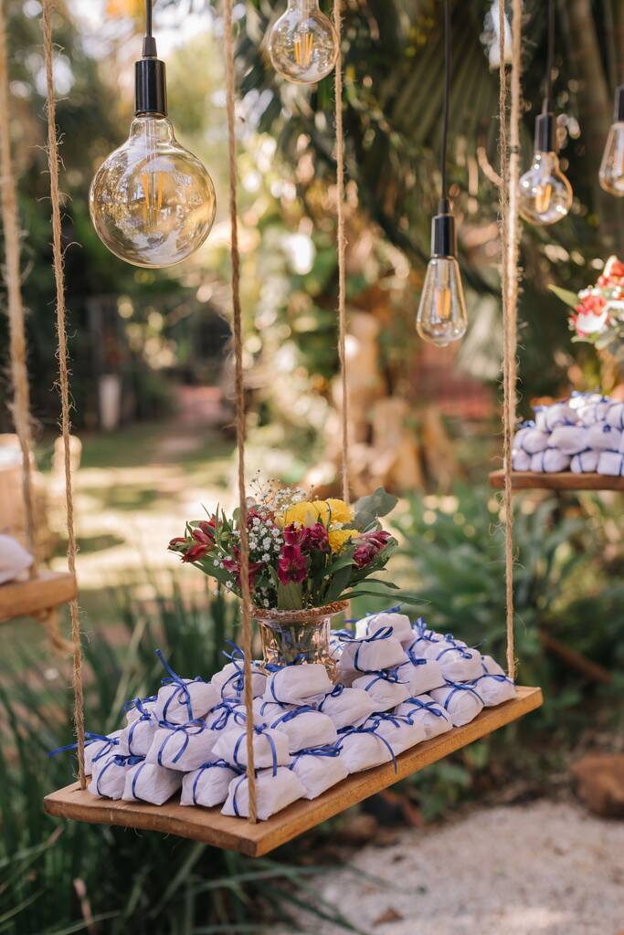 balanço com bem-casados com fita azul