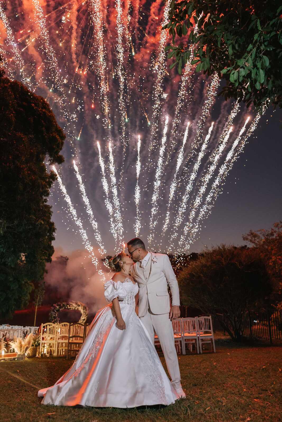 noivos se beijando e fogos ao fundo