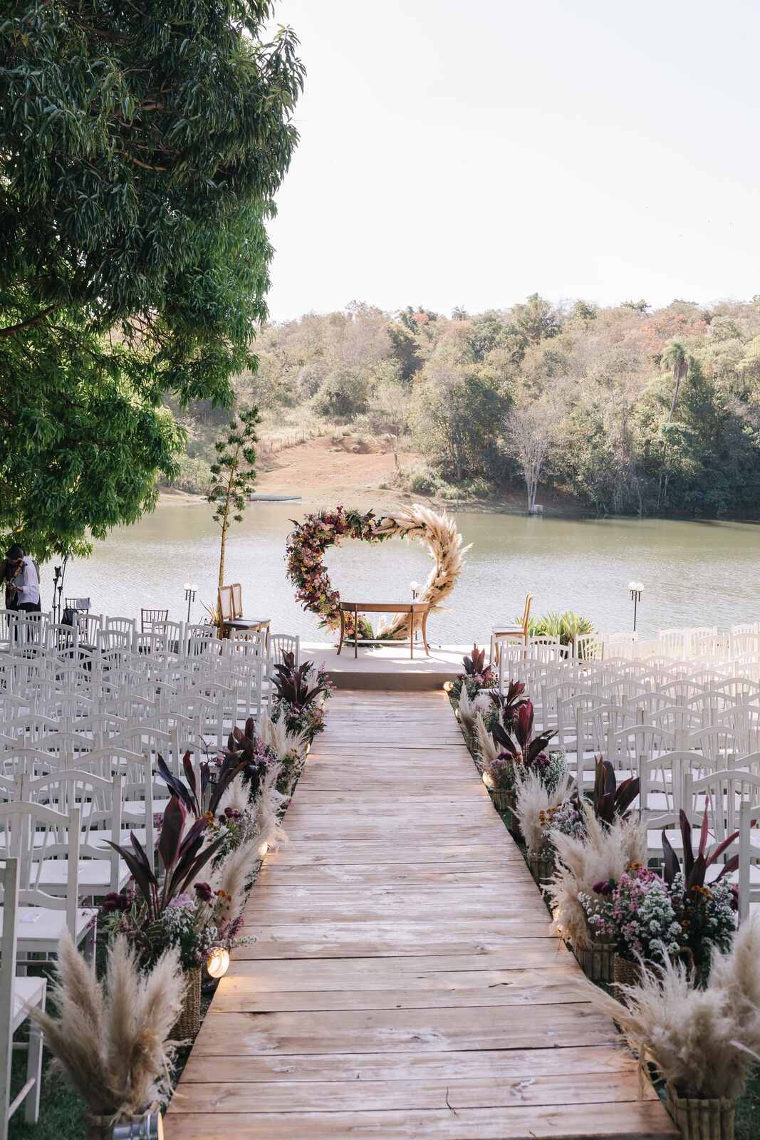 altar em formato de coração com flores e capim dos pampas