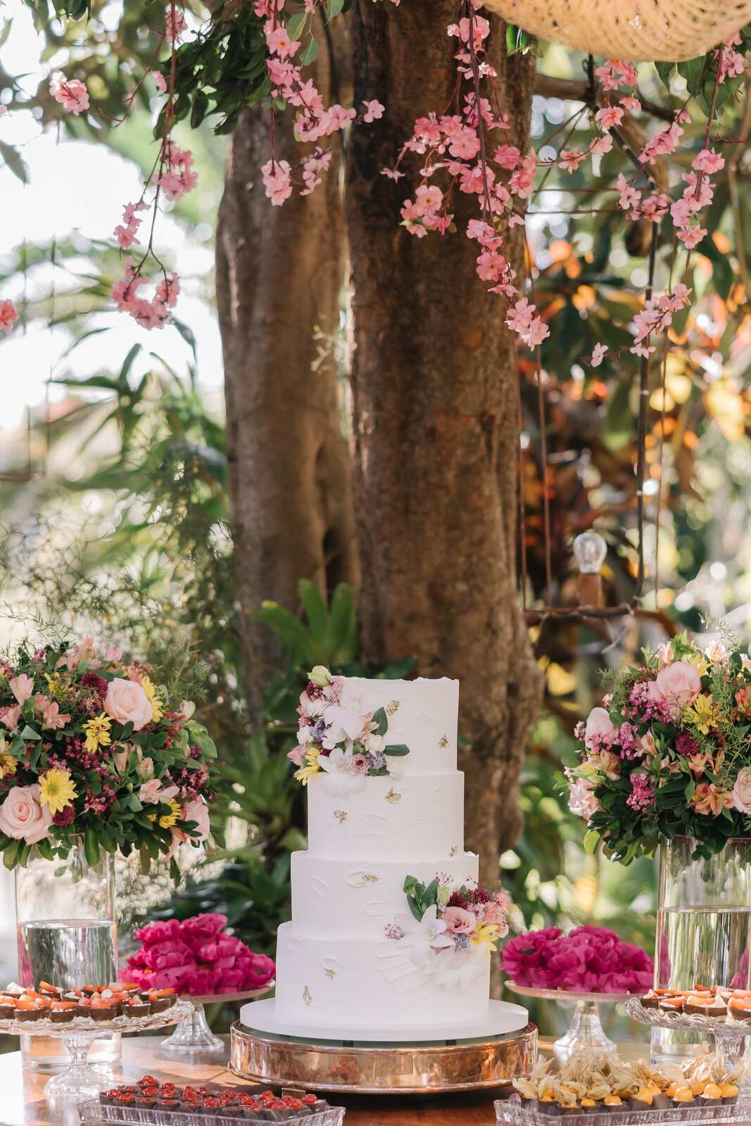 bolo de casamento romântico com flores