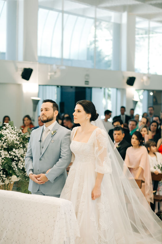 noivos na casamento na igreja