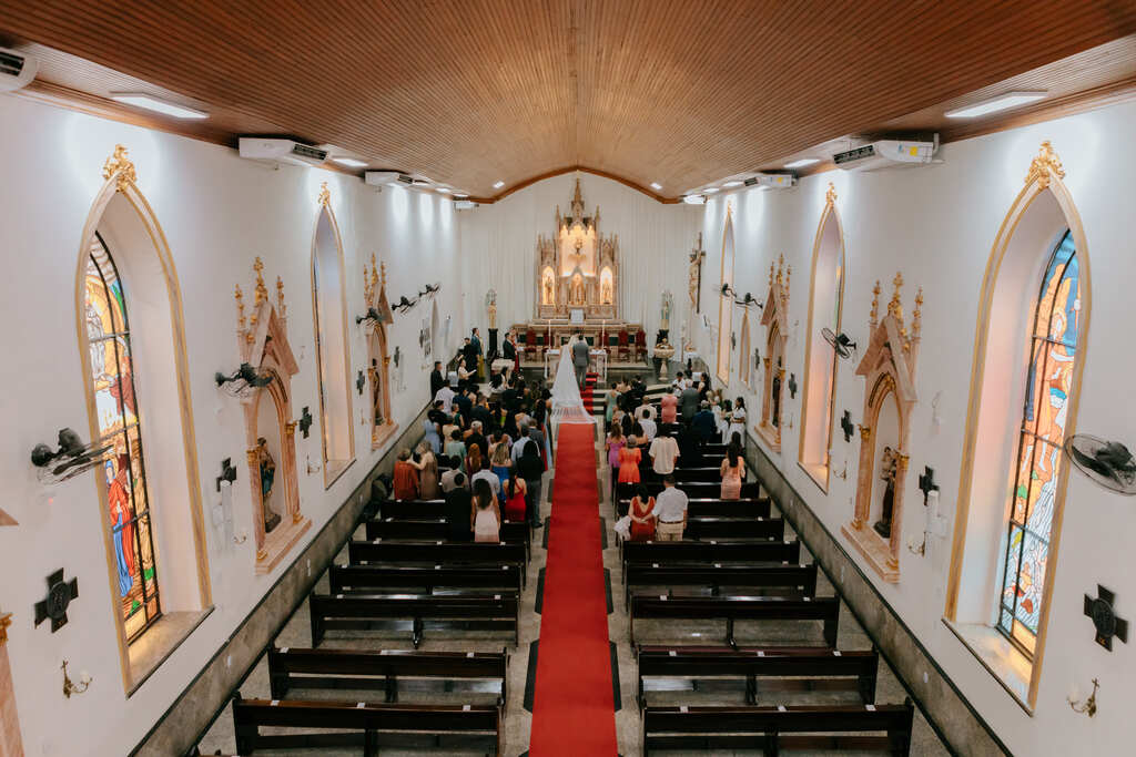 noivos no casamento na igreja