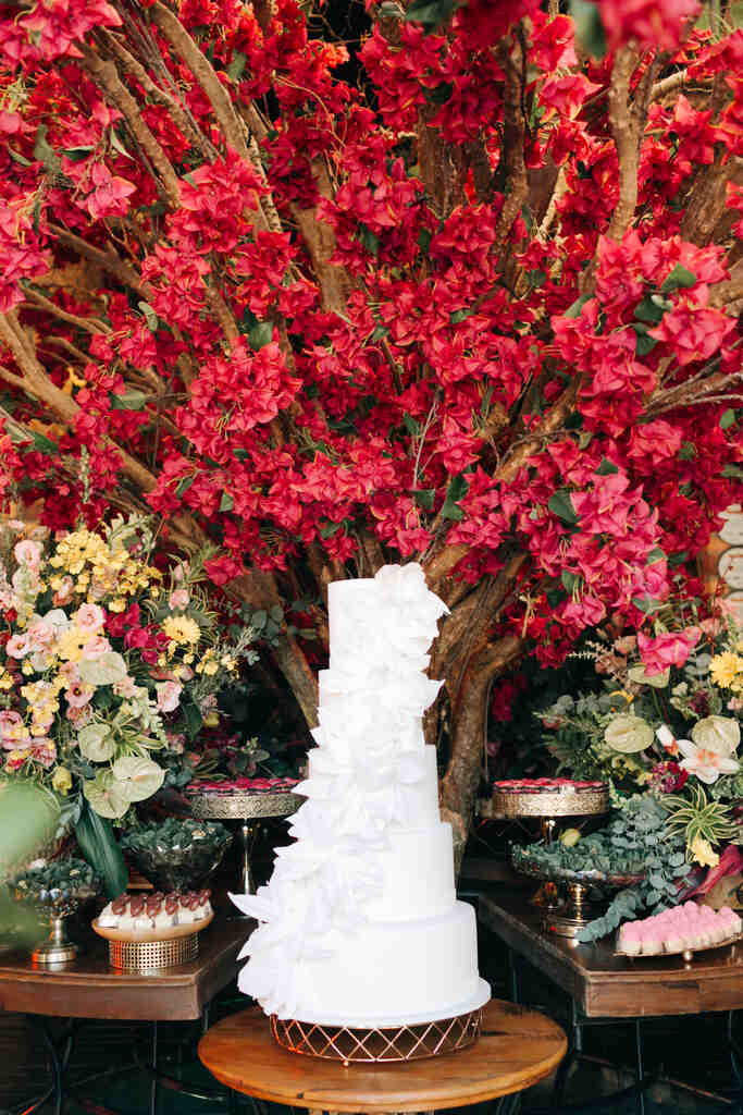 mesa com bolo de casamento branco com flores