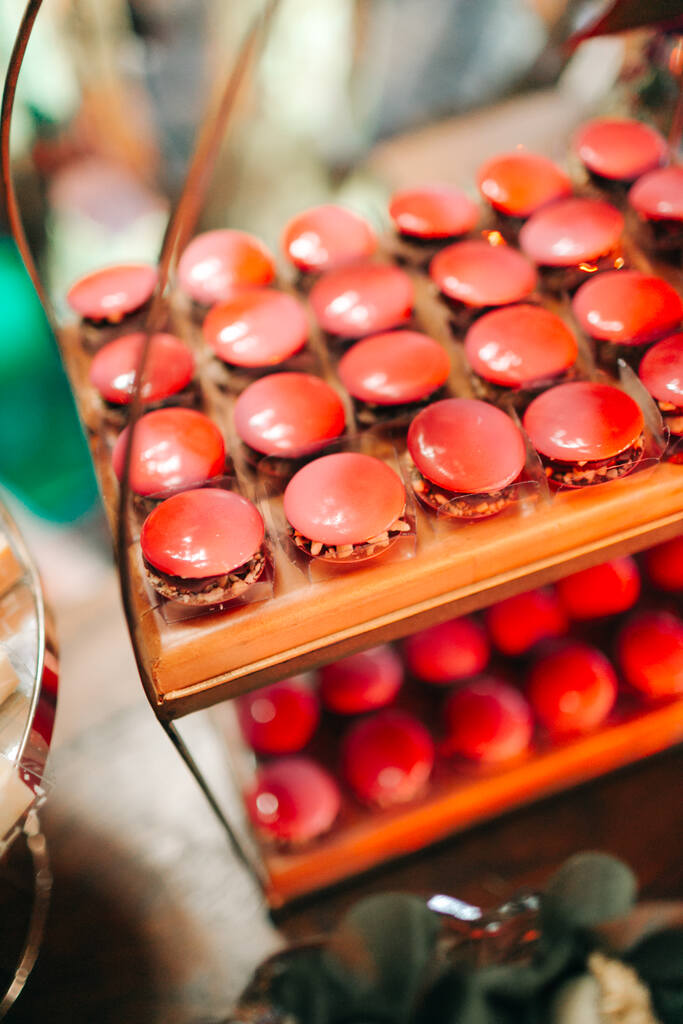 bandeja com doces de macaron rosa