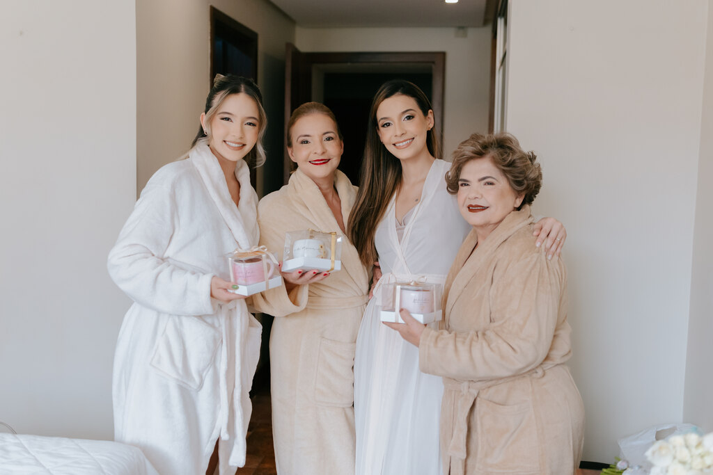 noiva e mães com robes