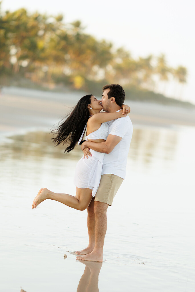 casal andando de mãos dadas na praia