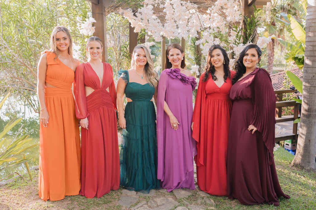 madrinhas com vestidos terracota e mães com vestidos verde e lilás