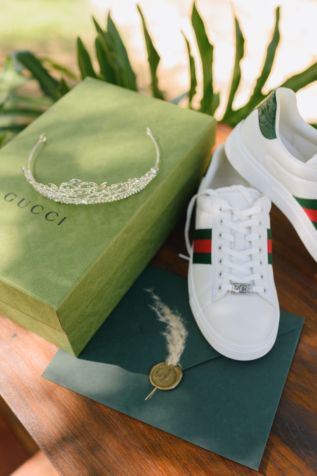 tiara tênis da gucci e enevlope verde