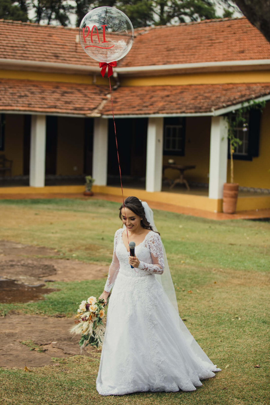  noiva com balão escrito pai