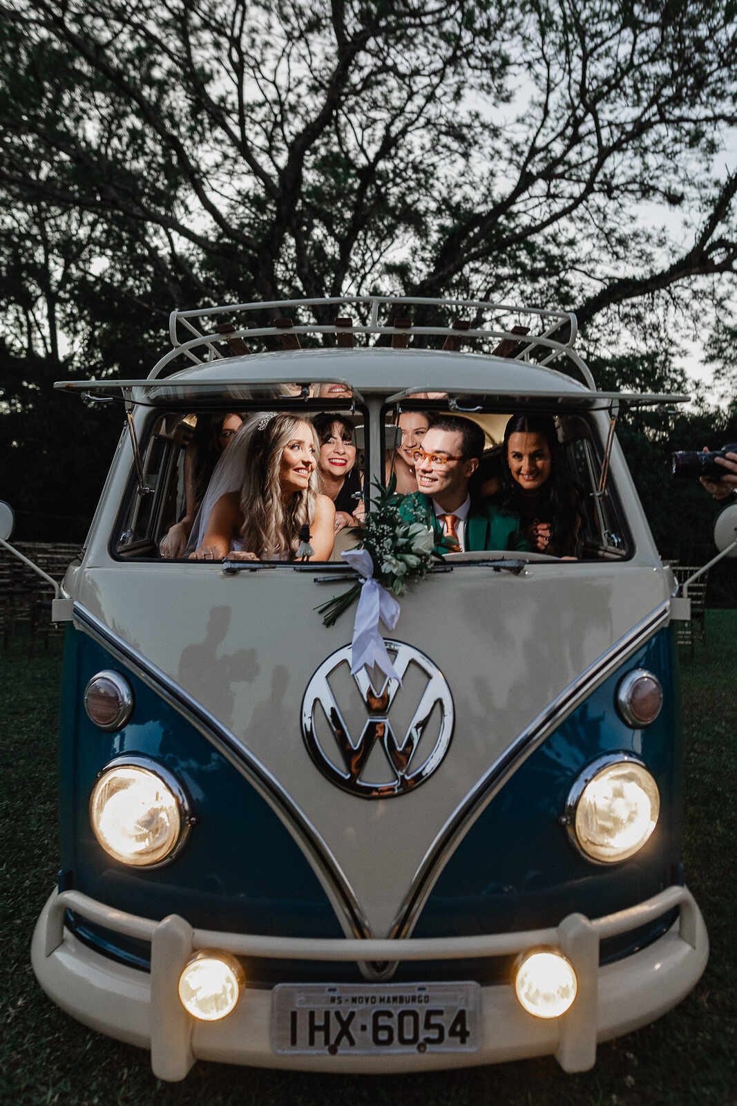 casal e madrinhas na kombi