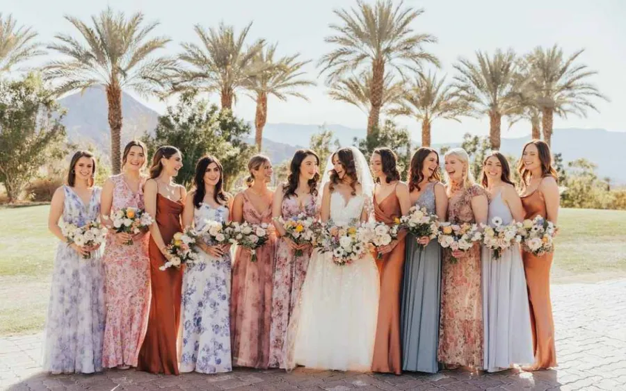 noiva com madrinhas em casamento ao ar livre em frente a coqueiros