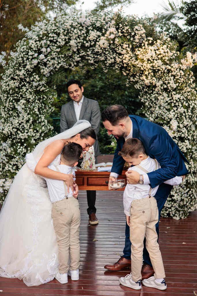 pajens abraçando os novios no altar