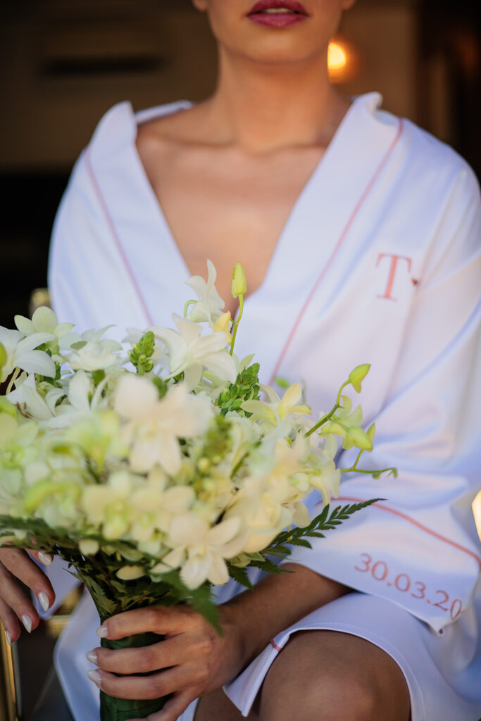 mulher com robe e buque branco