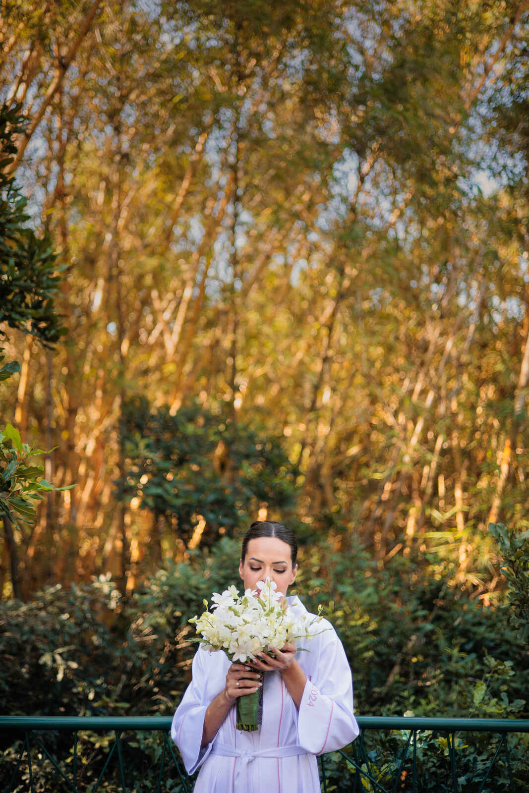 noiva com robe e buquê branco