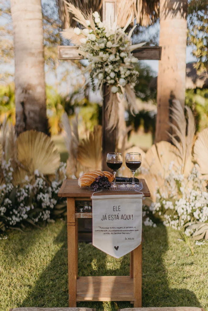 altar simples com vinho e pão