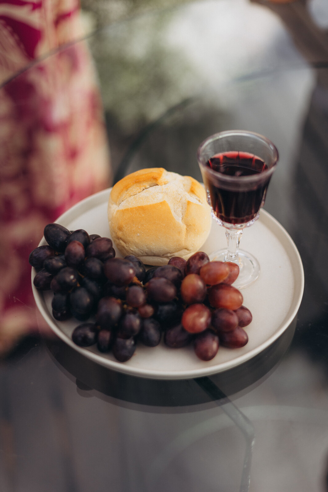 bandeja com pão vinho e uvas