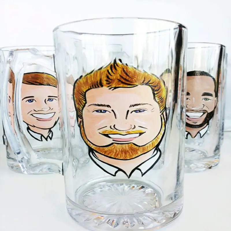 copos com caricaturas de convidados