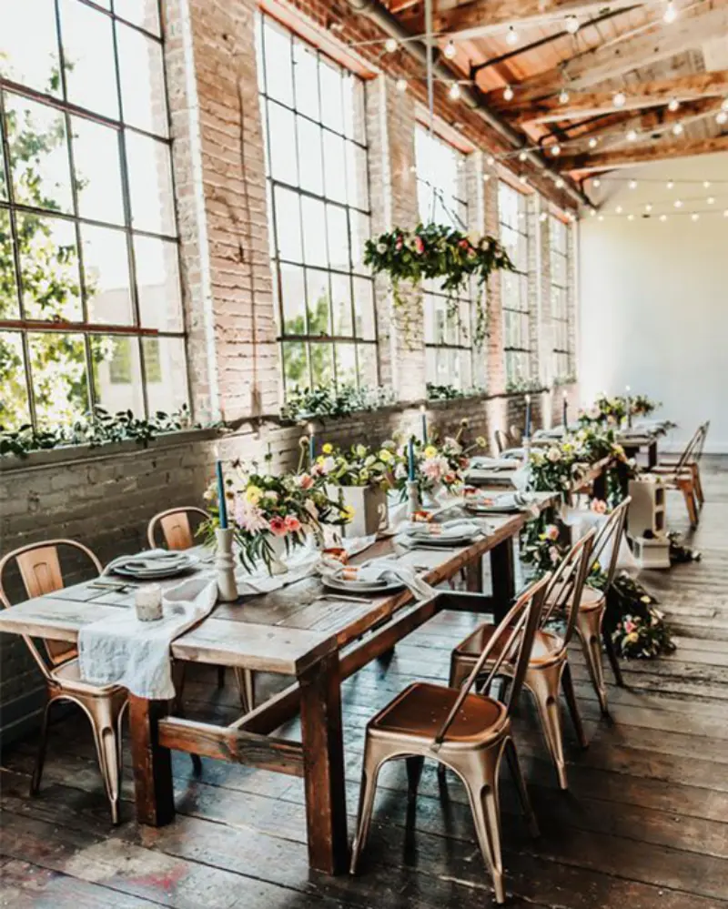 decoração de chá de panela industrial com mesas comunitárias