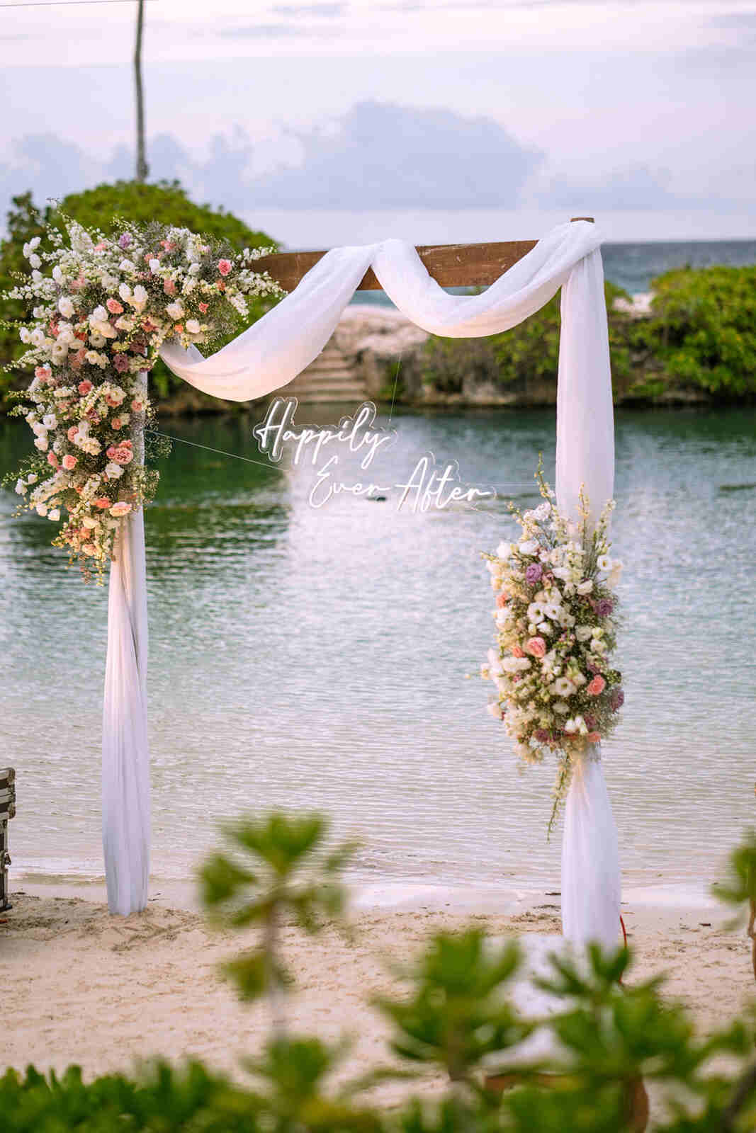 altar com tecido e flores