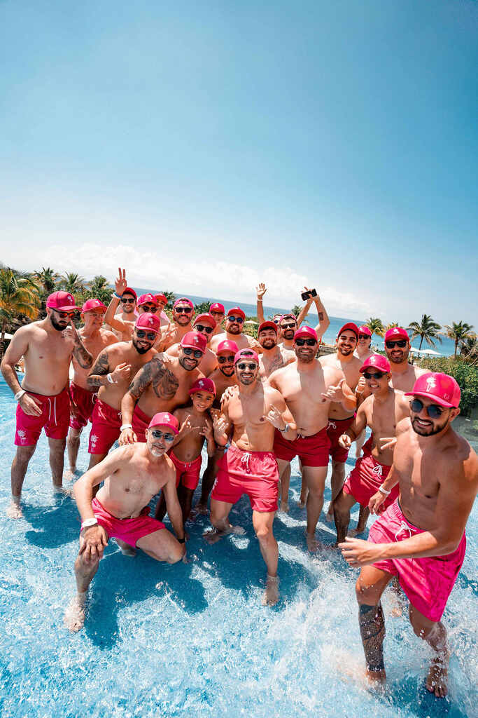 padrinhos de bermuda rosa na piscina