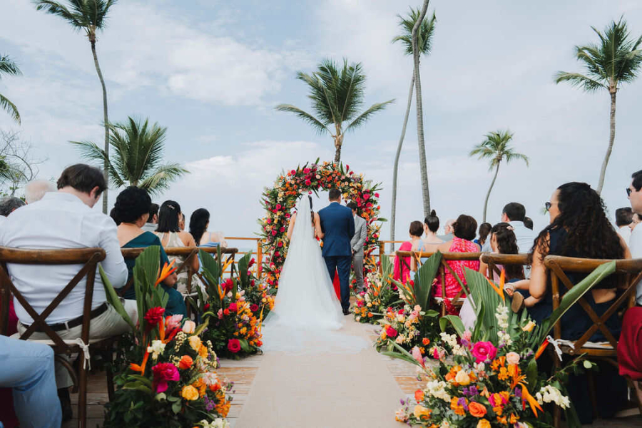 Noivos decidem se casar em Punta Cana e festa surpreende