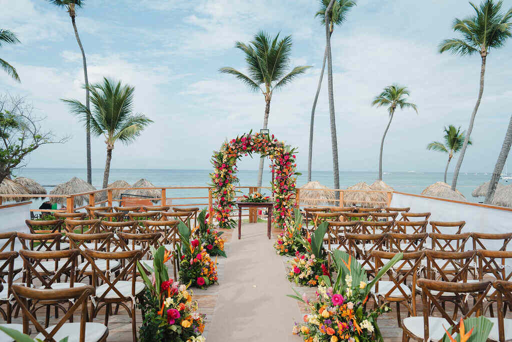 altar com decoração tropical