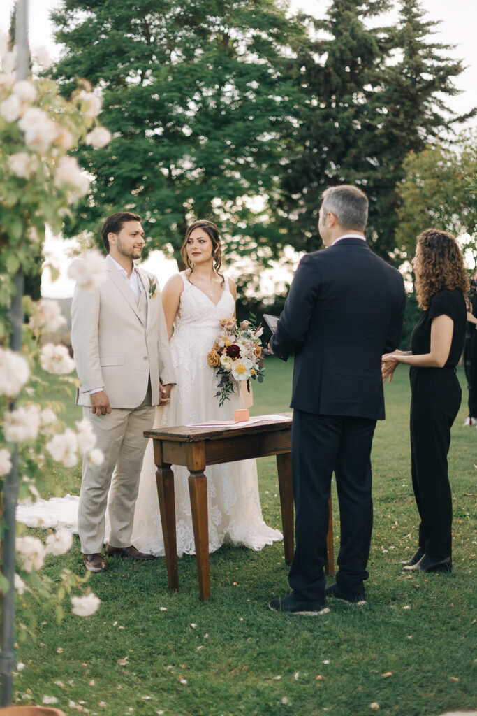 noivos na cerimonia de casamento