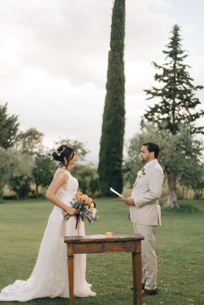 noivos na cerimonia de casamento