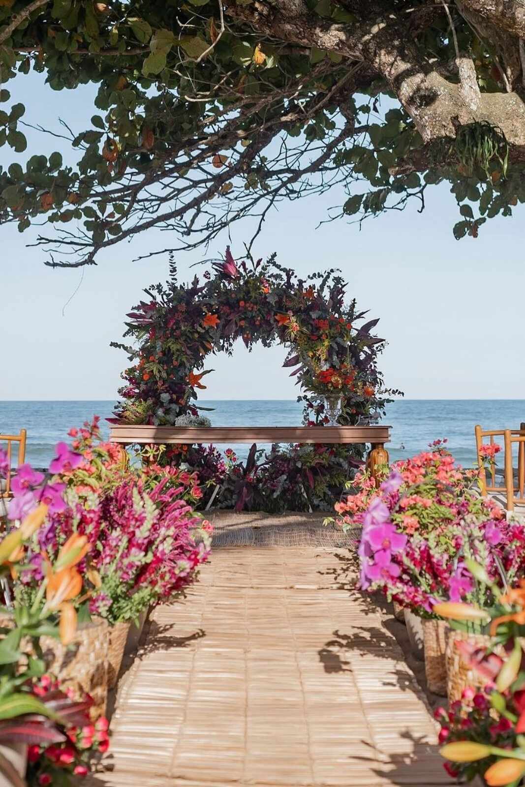 altar com decoração colorida na praia