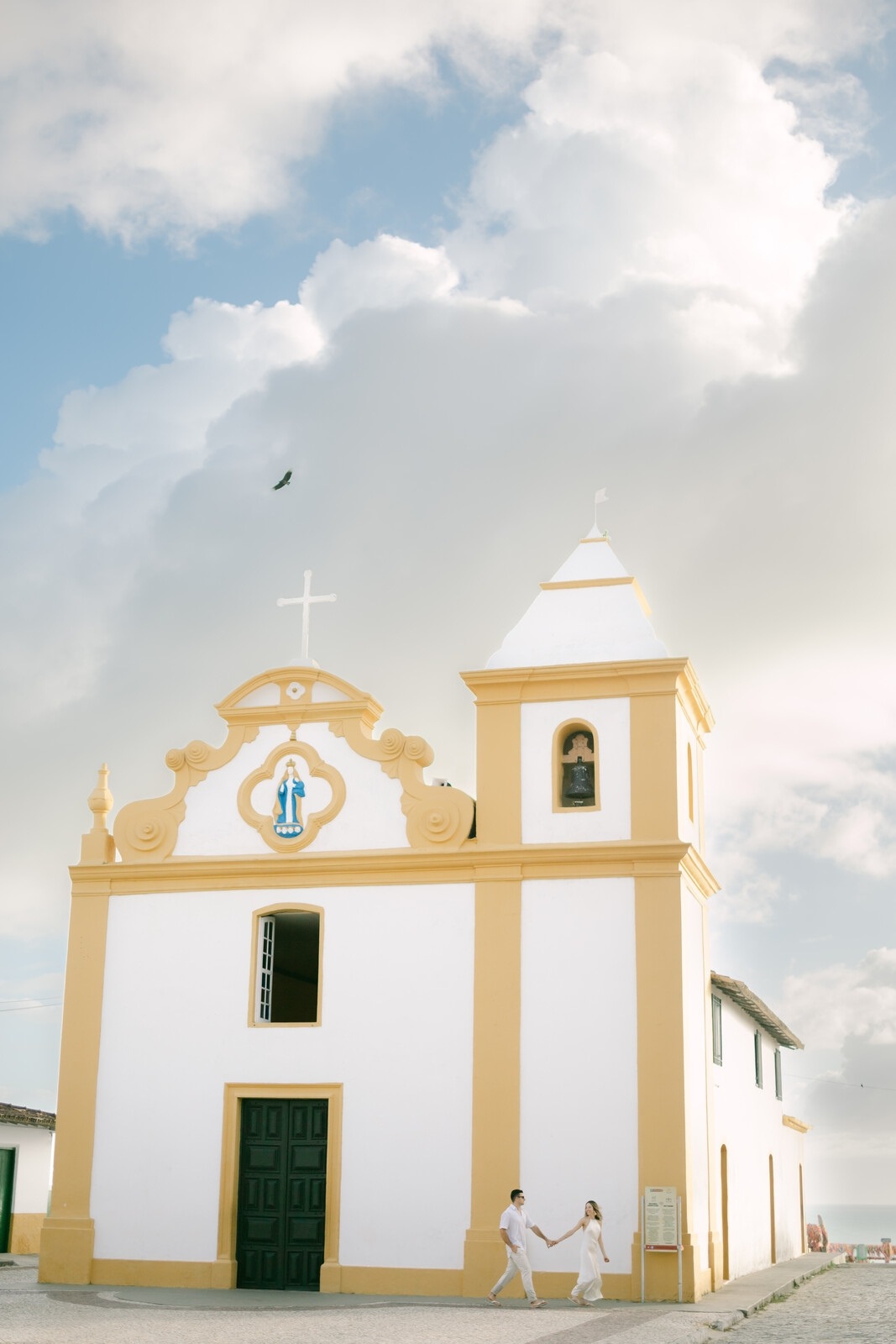 casal an frente de igreja