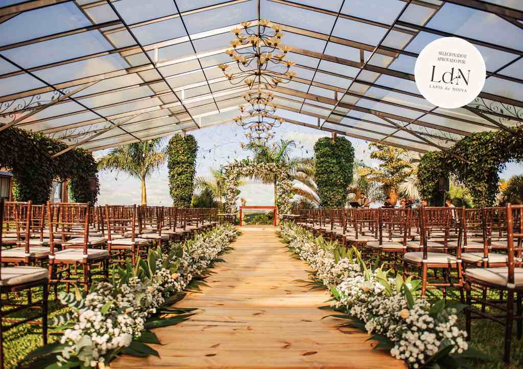 espaço para casamento com tenda de cristal