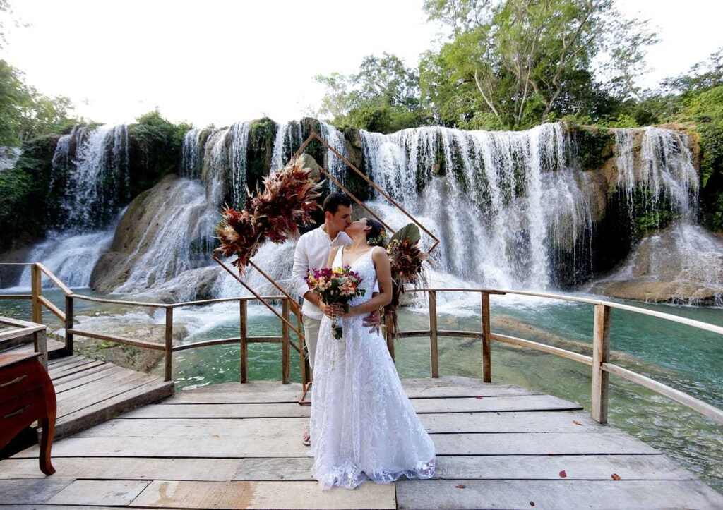 casal se beijando na frente da cachoeira