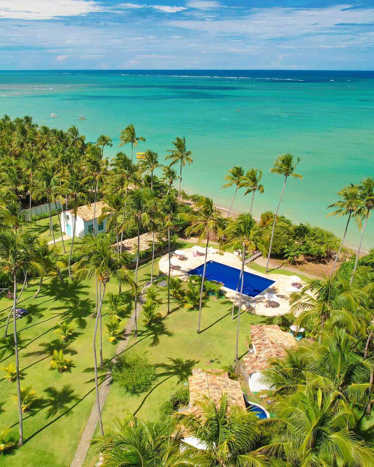 visão de cima de hotel na praia