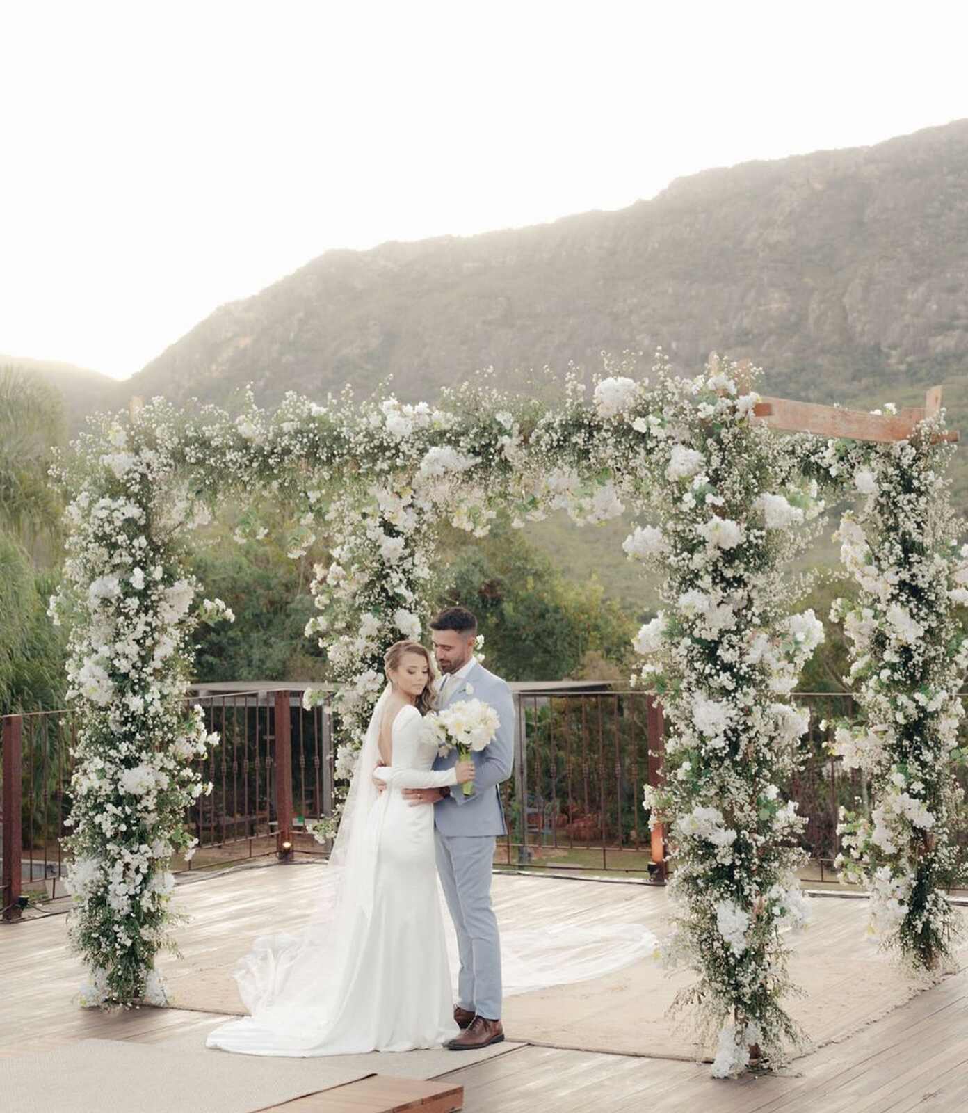 casal em altar com flores brancas