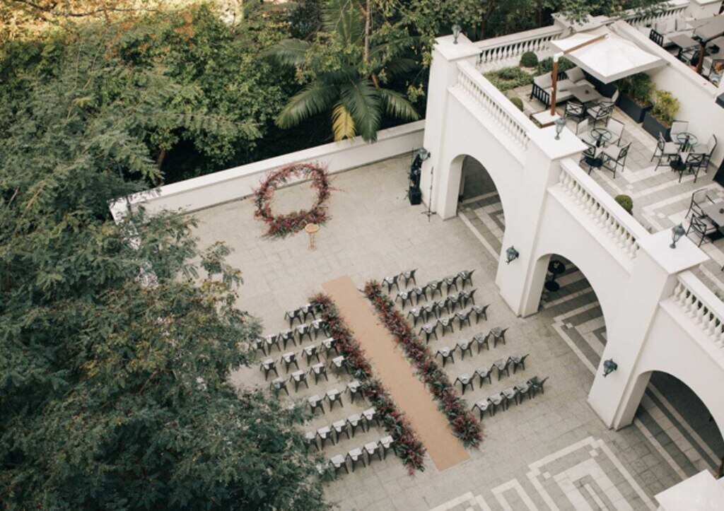 vista de cima de varanda decorada para casamento