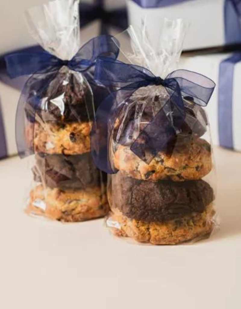 cookies caseiros embrulhados em saquinho de plástco com laço azul marinho para lembrancinha de chá de panela