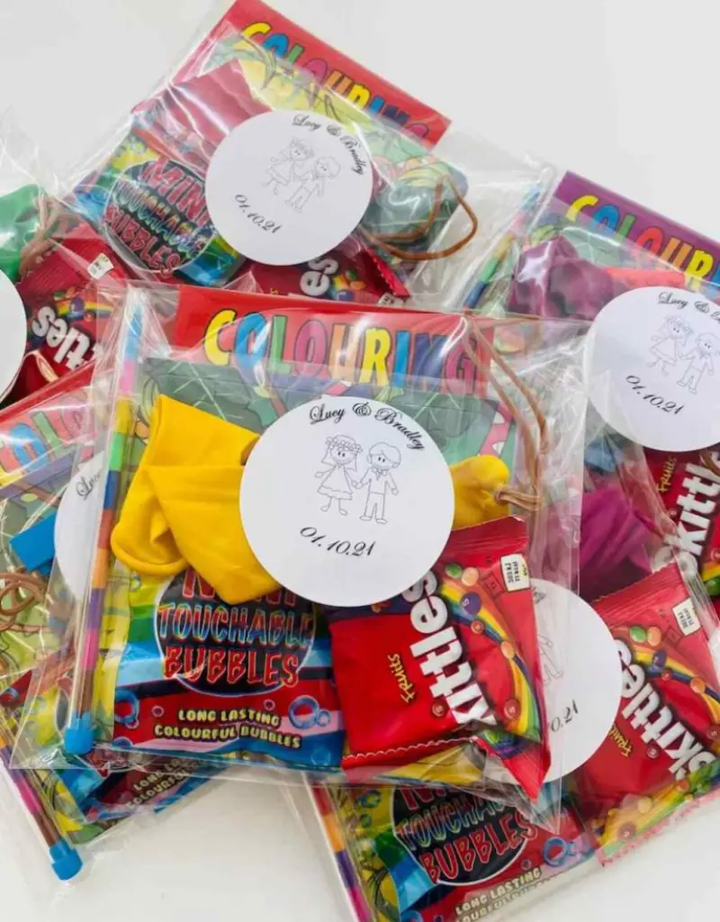 lembrancinha de casamento para crianças com brinquedos e doces