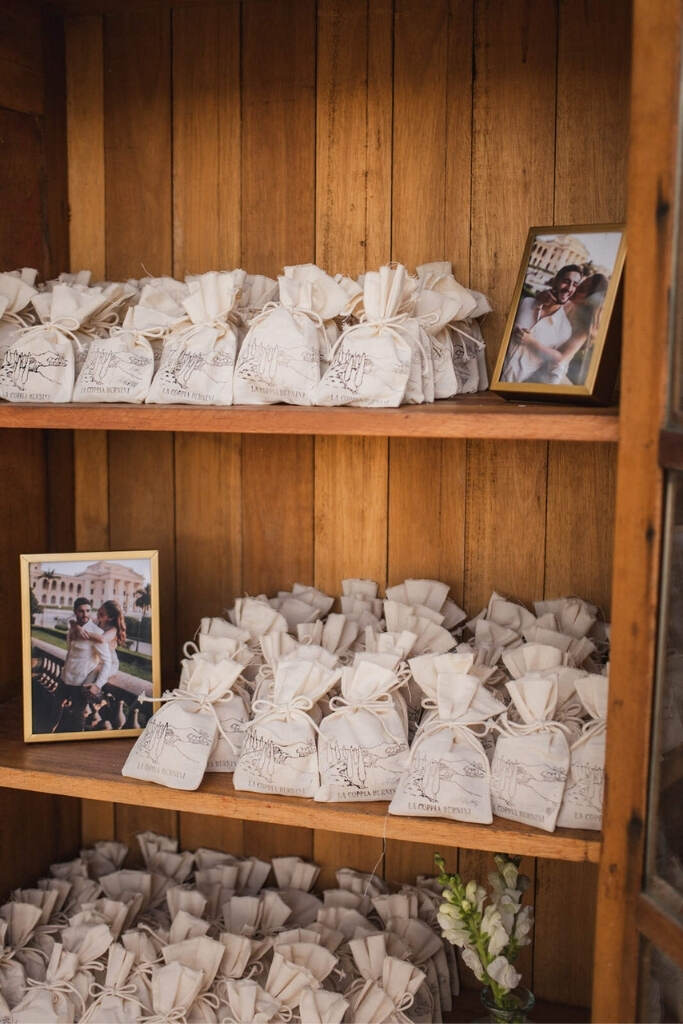 estante com pacotinhos de lembrancinhas para casamento civil