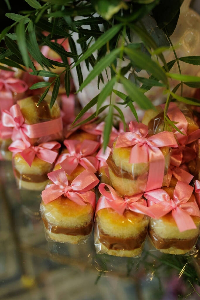 bem-casados com laços cor de rosa