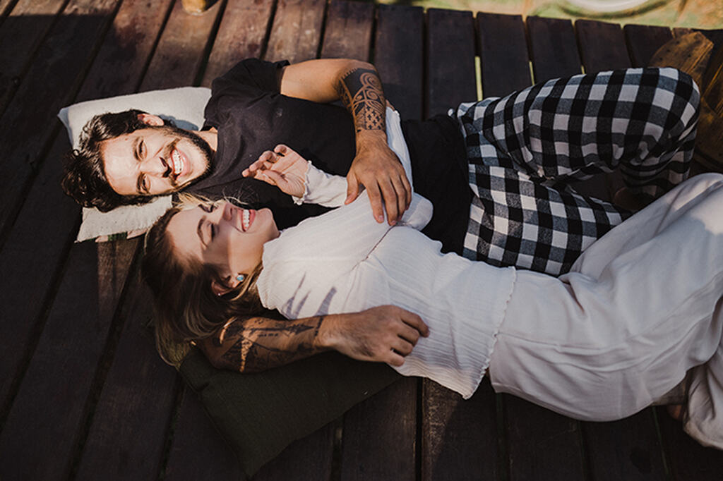 casal abraçado com look para pré wedding confortavel em casa