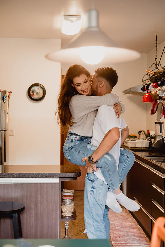 ensaio de casal abraçados em casa com look de pre wedding neutro e confortavel