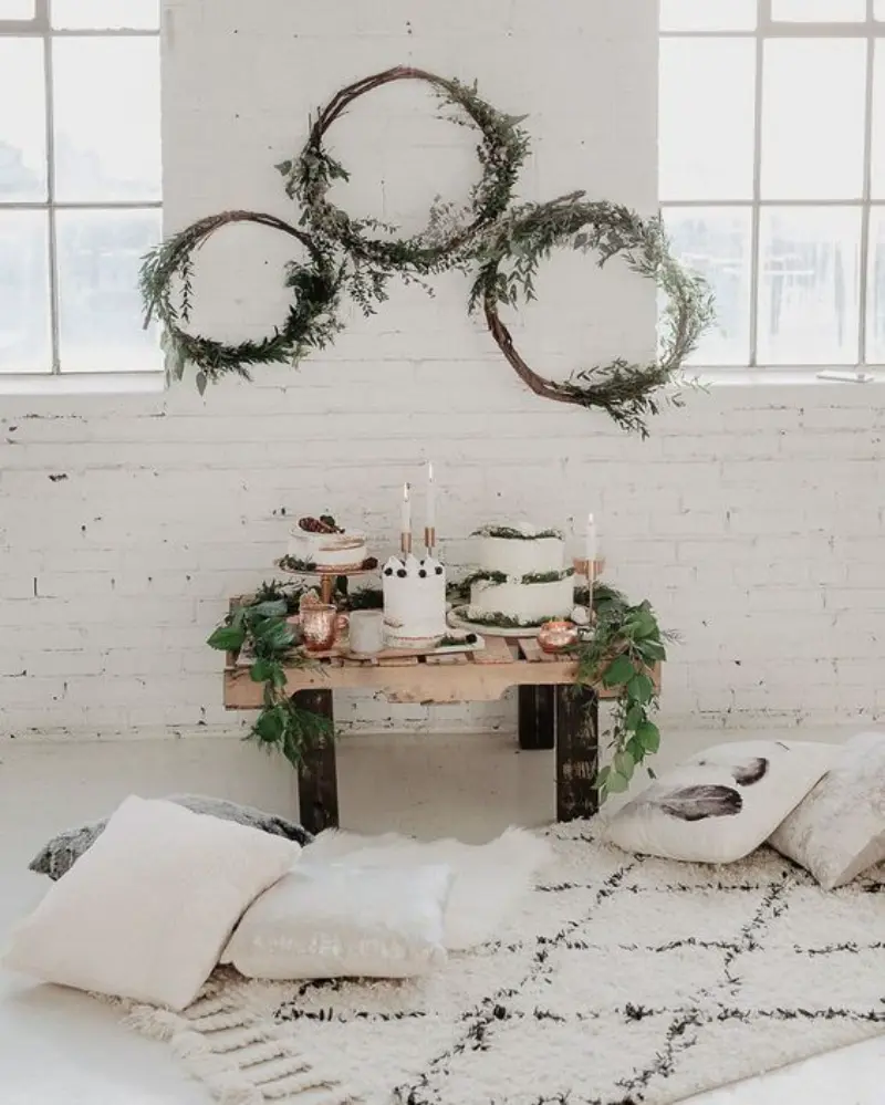 mesa de chá de panela no estilo industrial com mesa pequena ao centro e almofadas ao redor