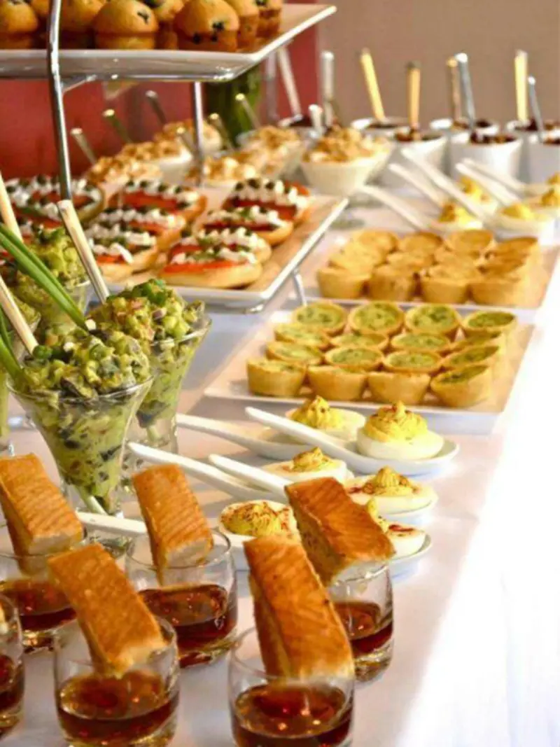 mesa com aperitivos para servir